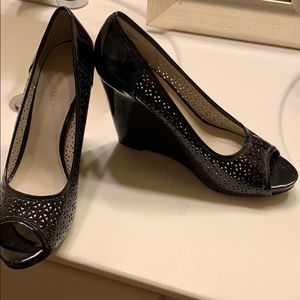 Nine West black open toe wedges